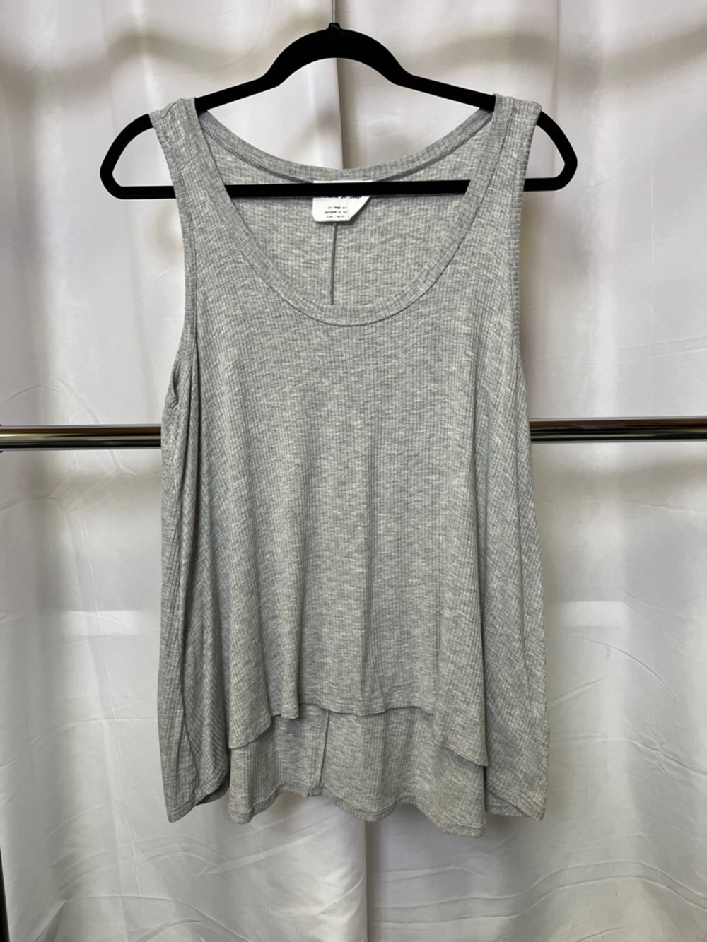 Sadie & Sage women’s Heather Gray Ribbed Scoop Neck high low tank medium